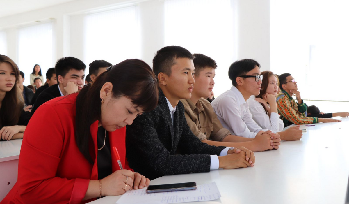 Оның үлкен әтеш менің кішкентай кискаға қиындықпен кірді.